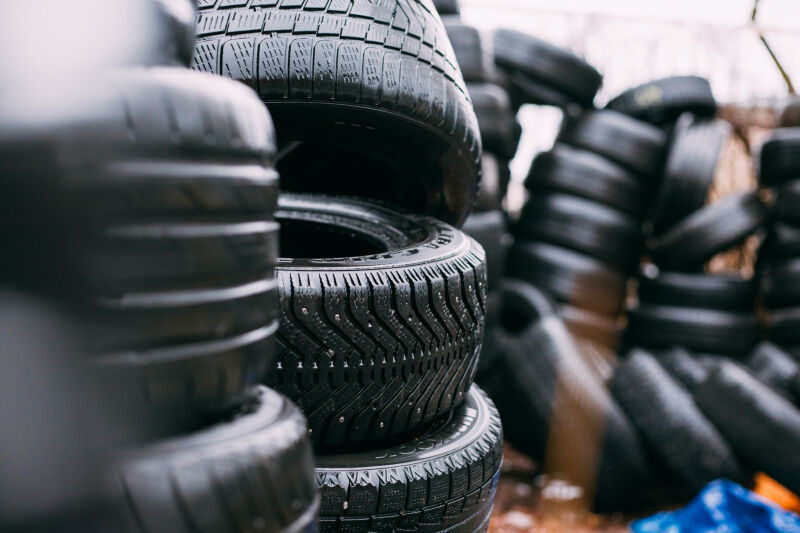 Tire storage and/or tire change in front of the door