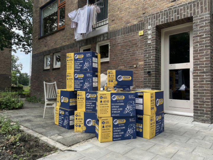 Dozen met spullen voor het huis