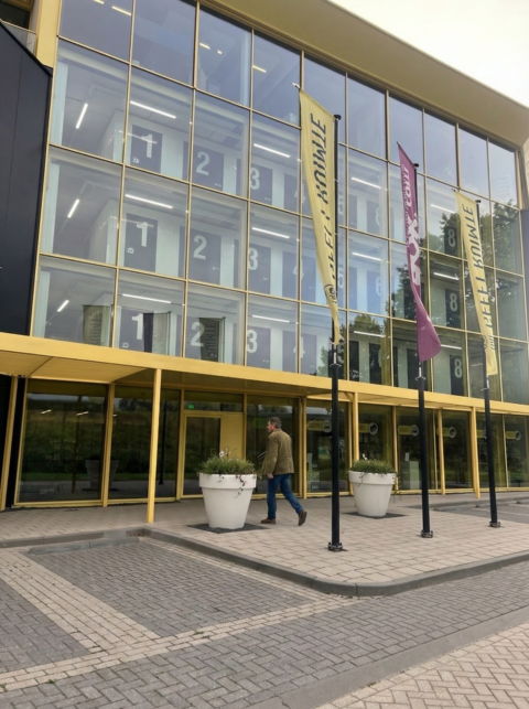 Rick bij de ingang van ALLSAFE
