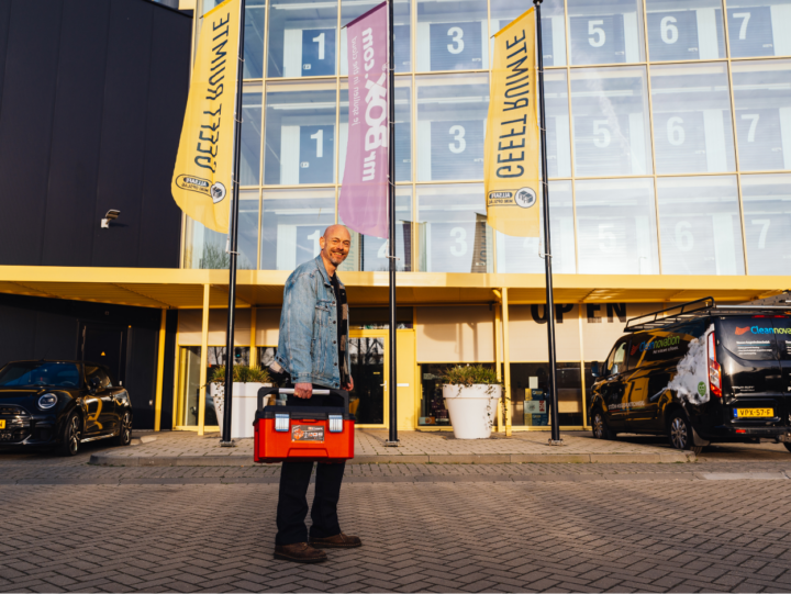 Ondernemer die zijn spullen heeft opgeslagen bij een mobiele opslag bij ALLSAFE