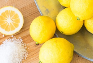 citroen met zout voor een lekkere geur
